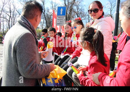 Das war eine Gruppe von chinesischen Kindern, die unter chinesischen Staatsangehörigen aller Altersgruppen waren, auf die Straßen von Prag, Tschechische Republik gingen, am Morgen des Dienstag, 29. März 2016 auf Welle Hallo, ausdrücklich willkommen in Richtung Präsident Xi Jinping anlässlich seines offiziellen Besuch in Prag. Das war direkt an der Straße Route durch Badeniho Straße und Chodkova Straße (wo der blaue Pfeil zeigt in Richtung), in Richtung Pragerburg, die den Ort des Treffens zwischen Präsident Xi Jinping und Zeman war. Stockfoto