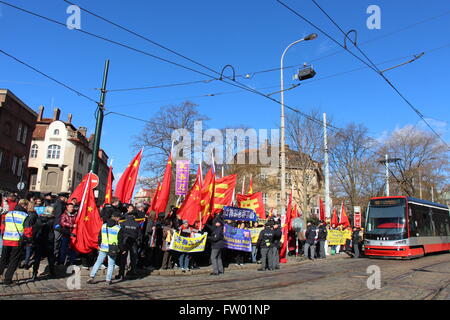 eine angespannte Situation entstand auf der Prager Badeniho Straße wo es schneidet mit Chodkova Street (Chodkova Straße ist auf der linken Seite von diesem Foto) direkt an Präsident Xi Jinping Route zur Prager Burg, offizielle Staatsgeschäfte mit Zeman durchzuführen. Die Flaggen der Volksrepublik China und entsprechende Banner markieren Willkommen in Richtung Xi Jinping. Jedoch Personen stehend gehören auch die Anhänger von Falun Gong, die Banner fordert ein Ende der Folter und Verfolgung von Falun Gong-Praktizierenden zu halten. Mickiewiczova Straße liegt vor Ihnen. Stockfoto