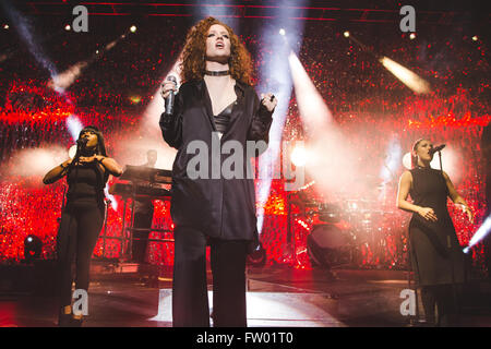 Manchester, UK. 30. März 2016. Britische Singer/Songwriterin, Jess Glynne, führt im Manchester Apollo auf ihre 2016, UK Tour Credit: Myles Wright/ZUMA Draht/Alamy Live News Stockfoto