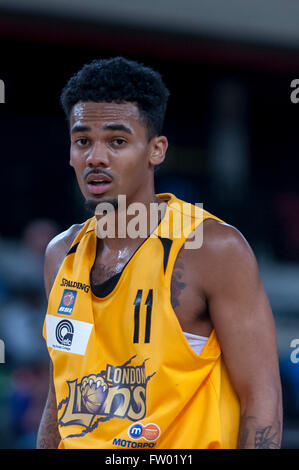 London, UK. 30. März 2016. Löwen Wache (11), Nick Lewis auf Platz wie London Lions spielen Cheshire Phoenix in der British Basketball League (BBL) Spiel im Feld Copper Queen Elizabeth Olympic Park. Endstand - London Lions 79, Cheshire Phoenix 69.  Bildnachweis: Stephen Chung / Alamy Live News Stockfoto