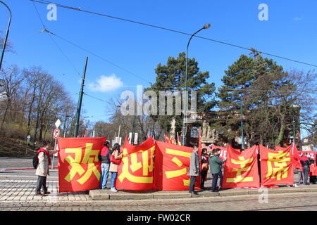 Am 29. März 2016 statt Unterstützer der chinesischen Regierung Banner, Präsident Xi Jinping nach Prag begrüßen zu dürfen. Er sagt: 'Willkommen Premier Xi'. Stockfoto