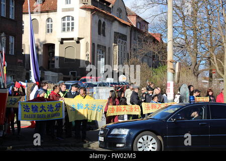 Präsident Xi Jinping Straße unterwegs besuchen durch Badeniho Street und Chodkova Street, während seiner nach Prag, Falun Gong folk Stockfoto