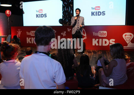 Buenos Aires, Argentinien. 30. März 2016. Kinder besuchen den Start des Programms YouTube Kids in Buenos Aires, Argentinien am 30. März 2016. © Osvaldo Fanton/TELAM/Xinhua/Alamy Live-Nachrichten Stockfoto