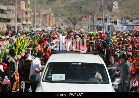 Puno, Peru. 30. März 2016. Wellen der peruanische Präsident Ollanta Humala (L) für die Bewohner in Puno, Peru, am 30. März 2016. Laut Lokalpresse, Ollanta Humala unterzeichnet die Auflösung des Anstiegs der lebenden Mindestlohn von 750 Sohlen (einige 222,9 US-Dollar) bis zu 850 Fußsohlen (rund 252,62 US-Dollar) vom 1.Mai. Credit: Präsidentschaft Presse/ANDINA/Xinhua/Alamy Live News Stockfoto