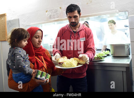 Berlin, Deutschland. 29. März 2016. Ein Flüchtling arbeitet an der Bedientheke servieren in einer Notunterkunft in Berlin, Deutschland, 29. März 2016. Foto: BRITTA PEDERSEN/Dpa/Alamy Live News Stockfoto