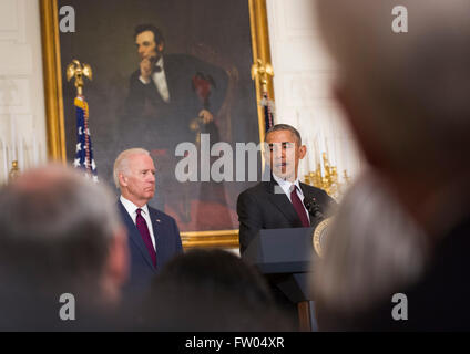 Washington DC, USA. 30. März 2016. US-Präsident Barack Obama, zusammen mit US-Vizepräsident Joe Biden, liefert Bemerkungen zu Gebet Osterfrühstück im Weißen Haus in Washington, DC am 30. März 2016. Bildnachweis: Dpa picture Alliance/Alamy Live News Stockfoto