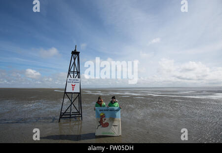 Cuxhaven, Deutschland. 31. März 2016. Aktivisten der Umweltorganisation Greenpeace-Demonstration gegen geplante Ölbohrungen durch Ölgesellschaft Dea Deutsche Erdoel AG im Wattenmeer in der Nähe von Neuwerk aus Cuxhaven, Deutschland, 31. März 2016. Am Donnerstag fuhren die Aktivisten mit dem Greenpeace-Schiff "Beluga II" zu einem geplanten Bohrungen vor Ort in der Nähe des Ölfeldes Mittelplate und Aufmachungen eine sechs Meter hohe hölzerne Bohranlage mit der Meldung "Dea - keine neuen Ölbohrungen im Wattenmeer." Foto: CHRISTIAN CHARISIUS/Dpa/Alamy Live News Stockfoto