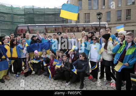 31. März 2016 - Mitglieder der Hilfsorganisation "Sports for Peace'' und '' ProUkraine'' NGO organisieren Abschied bei der Botschaft der Niederlande in Kiew an die Teilnehmer der Ultramarathon '' sagen '' Ja ''! Europa '' und Fahrrad-Rennen auf der Strecke den Haag-Amsterdam, Kiew, Ukraine, 31. März 2016. Der niederländische Ukraine'' "EU-Assoziierungsabkommen beratende Volksabstimmung über die Billigung des EU-Ukraine-Handelsabkommens findet in den Niederlanden am 6. April 2016. © Swoboda Stepanov/ZUMA Draht/Alamy Live-Nachrichten Stockfoto