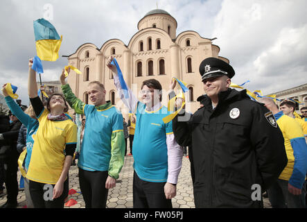 31. März 2016 - Mitglieder der Hilfsorganisation "Sports for Peace'' und '' ProUkraine'' NGO organisieren Abschied bei der Botschaft der Niederlande in Kiew an die Teilnehmer der Ultramarathon '' sagen '' Ja ''! Europa '' und Fahrrad-Rennen auf der Strecke den Haag-Amsterdam, Kiew, Ukraine, 31. März 2016. Der niederländische Ukraine'' "EU-Assoziierungsabkommen beratende Volksabstimmung über die Billigung des EU-Ukraine-Handelsabkommens findet in den Niederlanden am 6. April 2016. © Swoboda Stepanov/ZUMA Draht/Alamy Live-Nachrichten Stockfoto