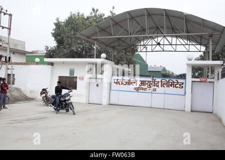 Haridwar, Uttaranchal, Indien. 15. Februar 2016. 15. Februar 2016 - Haridwar, Indien. Patanjalis Einheit 2 in Haridwar. © Subhash Sharma/ZUMA Draht/Alamy Live-Nachrichten Stockfoto