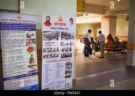 Haridwar, Uttaranchal, Indien. 15. Februar 2016. 15. Februar 2016 - Haridwar, Indien. Patienten warten bei der OPD-Einheit für die Konsultation mit den ayurvedischen Ärzten. © Subhash Sharma/ZUMA Draht/Alamy Live-Nachrichten Stockfoto