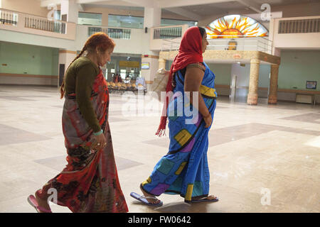 Haridwar, Uttaranchal, Indien. 15. Februar 2016. 15. Februar 2016 - Haridwar, Indien. Patienten gehen in Richtung der OPD-Einheit für Absprache mit Ayurveda-Ärzte. © Subhash Sharma/ZUMA Draht/Alamy Live-Nachrichten Stockfoto