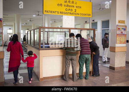 Haridwar, Uttaranchal, Indien. 15. Februar 2016. 15. Februar 2016 - Haridwar, Indien. Patienten warten bei der OPD-Einheit für die Konsultation mit den ayurvedischen Ärzten. © Subhash Sharma/ZUMA Draht/Alamy Live-Nachrichten Stockfoto