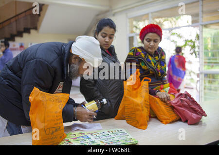 Haridwar, Uttaranchal, Indien. 15. Februar 2016. 15. Februar 2016 - Haridwar, Indien. Die ayurvedische Medizin & pflanzliche Lebensmittel Verkauf Zähler am Klinikum Patanjali in Haridwar. © Subhash Sharma/ZUMA Draht/Alamy Live-Nachrichten Stockfoto