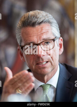 Berlin, Deutschland. 31. März 2016. Ulrich Grillo, Präsident von der Eidgenössischen Verband der deutschen Industrie (BDI), spricht in einem Interview in Berlin, Deutschland, 31. März 2016. Foto: MICHAEL KAPPELER/Dpa/Alamy Live News Stockfoto