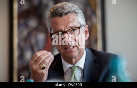 Berlin, Deutschland. 31. März 2016. Ulrich Grillo, Präsident von der Eidgenössischen Verband der deutschen Industrie (BDI), spricht in einem Interview in Berlin, Deutschland, 31. März 2016. Foto: MICHAEL KAPPELER/Dpa/Alamy Live News Stockfoto