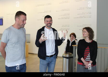 Tel Aviv, Israel. 31. März 2016. Curator Ruth Direktor (R) im Gespräch mit dem Künstler Michael Elmgreen (L) und Ingar Dragset im Kunstmuseum in Tel Aviv, Israel, 31. März 2016. Die dänisch-norwegische Künstlerduo "Elmgreen und Dragset" präsentiert ihre neue Ausstellung "Machtlose Strukturen" an diesem Ort. Bildnachweis: Dpa picture Alliance/Alamy Live News Stockfoto