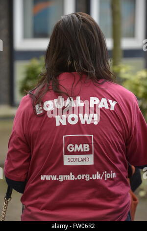 Motherwell, North Lanarkshire, GBR - 31. März: Mitglieder und Unterstützer des GMB Schottland nahmen am Donnerstag, 31. März 2016, in Motherwell, North Lanarkshire, an einer Demonstration für gleiche Bezahlung Teil. Die Union fordert den rat von North Lanarkshire auf, ihre Forderungen zu begleichen oder rechtliche Schritte einzuleiten. Stockfoto