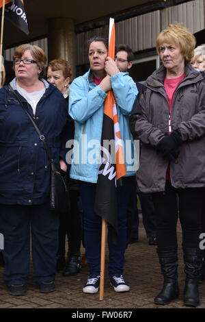 Motherwell, North Lanarkshire, GBR - 31. März: Mitglieder und Unterstützer des GMB Schottland nahmen am Donnerstag, 31. März 2016, in Motherwell, North Lanarkshire, an einer Demonstration für gleiche Bezahlung Teil. Die Union fordert den rat von North Lanarkshire auf, ihre Forderungen zu begleichen oder rechtliche Schritte einzuleiten. Stockfoto