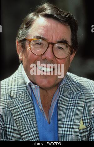 Datei. 31. März 2016. RONALD RONNIE CORBETT, (4. Dezember 1930 - 31. März 2016) war ein schottischer Komiker, Schauspieler, Schriftsteller, Sender und Komiker, bekannt für seine lange Verbindung mit Ronnie Barker in den zwei Ronnies. Er erzielte Vorsprung in David Frost 1960er Jahre satirische Comedy-Sendung The Frost Report (mit Barker). Im Bild: Ronnie Corbett. c. 1980 © Cp/Globe Photos/ZUMAPRESS.com/Alamy Live-Nachrichten Stockfoto