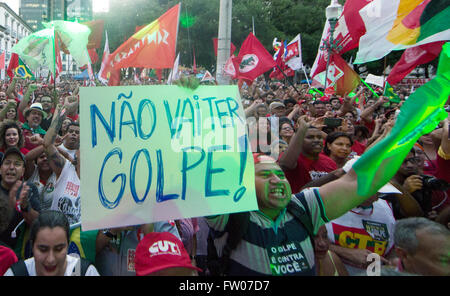 RIO DE JANEIRO, Brasilien – 18. März 2016: Brasilianer auf den Straßen von Rio auf eine organisierte regierungsfreundlichen Demonstration supportin Stockfoto