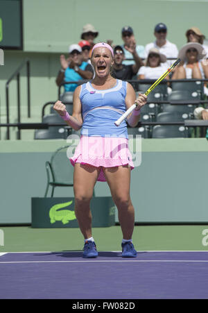 Key Biscayne, FL, USA. 31. März 2016. Key Biscayne, FL - 31.März: Svetlana Kuznetsova (RUS) in Aktion hier besiegt Timea BACSINSZKY (SUI) 75 63 während dieses Halbfinale Spiel bei den Miami Open 2016 im Crandon Tennis Center in Key Biscayne, Florida. © Andrew Patron/ZUMA Draht/Alamy Live-Nachrichten Stockfoto