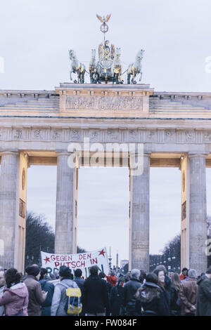 Berlin, Berlin, Deutschland. 31. März 2016. Demonstranten während eine spontane Versammlung von der brasilianischen Gemeinde zu Berlin vor dem Brandenburger Tor. Die Sympathisanten von DILMA ROUSSEFF möchten aufmerksam machen auf die aktuellen, umstrittene politische Situation in Brasilien. In der Mitte einer tiefen Rezession hat vor kurzem die politische Krise in Brasilien verschlechtert. © Jan Scheunert/ZUMA Draht/Alamy Live-Nachrichten Stockfoto