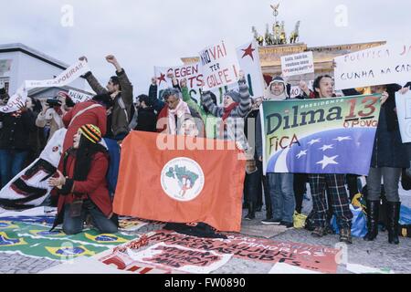 Berlin, Berlin, Deutschland. 31. März 2016. Demonstranten halten Banner während eine spontane Versammlung von der brasilianischen Gemeinde zu Berlin vor dem Brandenburger Tor. Die Sympathisanten von DILMA ROUSSEFF möchten aufmerksam machen auf die aktuellen, umstrittene politische Situation in Brasilien. In der Mitte einer tiefen Rezession hat vor kurzem die politische Krise in Brasilien verschlechtert. © Jan Scheunert/ZUMA Draht/Alamy Live-Nachrichten Stockfoto