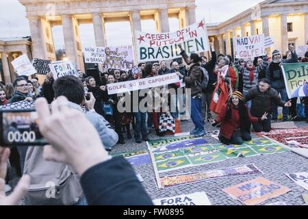 Berlin, Berlin, Deutschland. 31. März 2016. Demonstranten halten Banner während eine spontane Versammlung von der brasilianischen Gemeinde zu Berlin vor dem Brandenburger Tor. Die Sympathisanten von DILMA ROUSSEFF möchten aufmerksam machen auf die aktuellen, umstrittene politische Situation in Brasilien. In der Mitte einer tiefen Rezession hat vor kurzem die politische Krise in Brasilien verschlechtert. © Jan Scheunert/ZUMA Draht/Alamy Live-Nachrichten Stockfoto