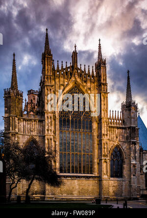 York, UK. 31. März 2016. Sonnenuntergang am York Minster nach Abschluss einer Restaurierung £20 M auf das Ostfenster. Das Schema soll eines der größten Restaurierungsprojekte seiner Art in Europa, inklusive Arbeit um der Kathedrale 600-Jahr-alten Ostfassade und großen Ostfenster wiederherzustellen. Das Fünf-Jahres-Projekt, das im Jahre 2011 begann, sah auch den Bau einer neuen Ausstellung in den unterirdischen Kammern. 10 £. 5m Zuschuss aus der Heritage Lottery Fund unterstützt das Projekt.  Foto Bailey-Cooper Fotografie/Alamy Live-Nachrichten Stockfoto