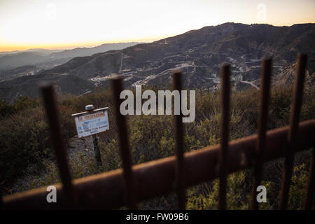 Los Angeles, Kalifornien, USA. 30. Dezember 2015. No Trespassing Zeichen und Zaun markieren die Grenze des SoCalGas Aliso Canyon Lagers, Blick in Richtung wo eine undichte Gas gut und ein Relief gut gebohrt werden, an der Spitze von einem öffentlichen Wanderweg von Bee Canyon Park als Methan-Gas Leckagen an die Lagerstätte SoCalGas Aliso Canyon gut SS-25 im Stadtteil Porter Ranch in Los Angeles , Kalifornien am Mittwoch, 30. Dezember 2015. Die Aliso Canyon-Gas-Leck (auch Porter Ranch Gasleck genannt) war eine massive Natural Gas-Leck, die am 23. Oktober 2015 begonnen. Nach Wik Stockfoto