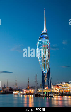 Am Abend im Spinnaker Tower im Hafen von Portsmouth, Hampshire, England. Stockfoto