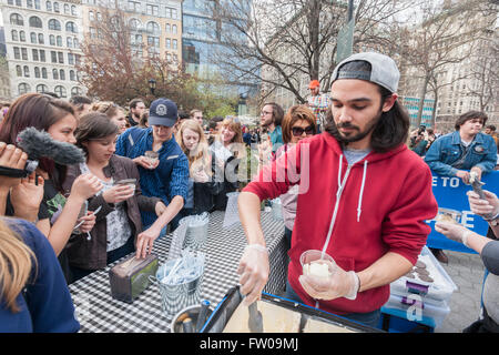 Union Square Park, New York, USA. 31. März 2016. Freiwillige Kugel Eis an Bernie Sanders Unterstützer aufgereiht im Union Square Park in New York auf Donnerstag, 31. März 2016 "Bernies Sehnsucht". Ben Cohen und Jerry Greenfield, Gründer von Ben & Jerrys Eis, erstellte "Bernie der Sehnsucht" Eis unter "Bens beste" Marke zur Unterstützung von Sanders und verschenkte Hunderte von Eisbechern Sanders Anhängern zu der Veranstaltung. Das Eis ist Vanille mit einer Festplatte von Schokolade obendrauf, der Kluft zwischen der 1 %, die Schokolade und die 99 % der Vanille darstellt. Bildnachweis: Richard Levine/Alamy Live neu Stockfoto