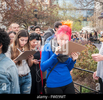 Union Square Park, New York, USA. 31. März 2016. Bernie Sanders Unterstützer melden Sie sich für die Kampagne im Union Square Park in New York auf Donnerstag, 31. März 2016 Freiwilligen. Ben Cohen und Jerry Greenfield, Gründer von Ben & Jerrys Eis, erstellte "Bernie der Sehnsucht" Eis unter "Bens beste" Marke zur Unterstützung von Sanders und verschenkte Hunderte von Eisbechern Sanders Anhängern zu der Veranstaltung. Das Eis ist Vanille mit einer Festplatte von Schokolade obendrauf, der Kluft zwischen der 1 %, die Schokolade und die 99 % der Vanille darstellt. Bildnachweis: Richard Levine/Alamy Live-Nachrichten Stockfoto