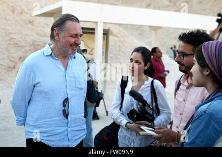 Luxor, Luxor Tal der Könige. 31. März 2016. Britischer Ägyptologe Nicholas Reeves (L), der Experte für die Entdeckung der neuen Kammern in King Tuts Grab erhält Interviews bei Luxor Tal der Könige, Ägypten am 31. März 2016. Ein Radar Scannen des Grabes von Ägyptens antike König Tutankhamun in Luxor wurde durchgeführt, Donnerstag, mit einem anderen vertikalen Scannen durchgeführt werden, bis Ende April um festzustellen, ob das Grab mehr Kammern, versteckt hat laut ägyptischen Altertumsbehörde. © Zhao Dingzhe/Xinhua/Alamy Live-Nachrichten Stockfoto