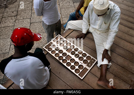 Bao-Spieler in Stonetown, Zanzibar. Bao ist eine traditionelle Mancala-Brettspiel gespielt in den meisten Ost-Afrika, darunter Kenia, Tanz Stockfoto