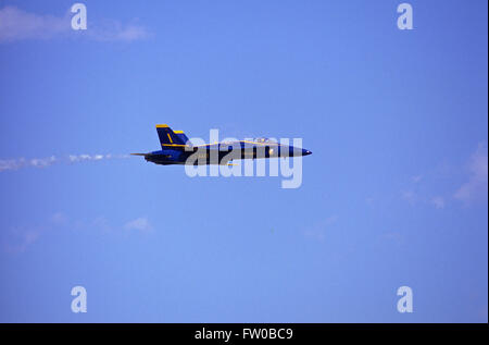 Camp Springs, Maryland, USA, Mai 1990 US Navy "Blauer Engel" fliegt in einer Solo-Formation während der jährlichen Flugschau in Andrews Air Force Base. Die Blue Angels Air Shows zeigen choreographierten Flug von der US Navy Flight Demonstration Squadron. Die Flugshows gehören anmutige rasante Kunstflugfiguren von zwei, vier und sechs Flugzeuge fliegen in Formation. Während ihre Kunstflug Demonstration der Blues fliegen sechs F/A-18 Hornet Flugzeuge, aufgeteilt in die Diamant-Formation (Blue Angels 1 bis 4) und das Blei und entgegensetzende Soli (Blue Angels 5 und 6) Credit: Mark Reinstein Stockfoto