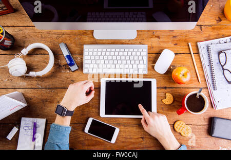 Geschäftsmann, arbeiten am Schreibtisch im Büro tragen Smartwatch Stockfoto