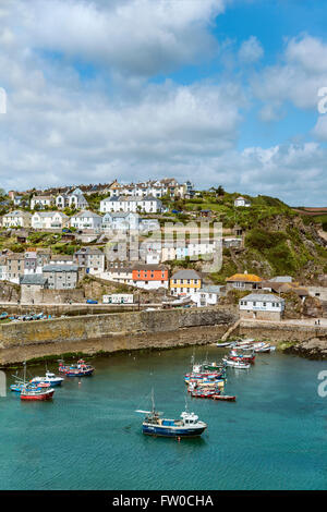 Blick über den Hafen des Fischerdorfes Mevagissey in Cornwall, England, Großbritannien Stockfoto