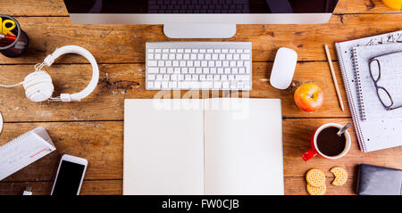 Schreibtisch mit Notebook, Gadgets und Bürobedarf. Flach zu legen Stockfoto