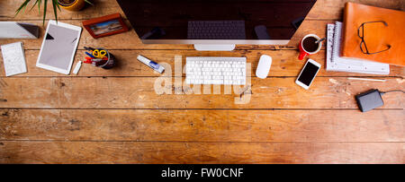 Schreibtisch mit verschiedenen Gadgets und Bürobedarf. Flach zu legen Stockfoto