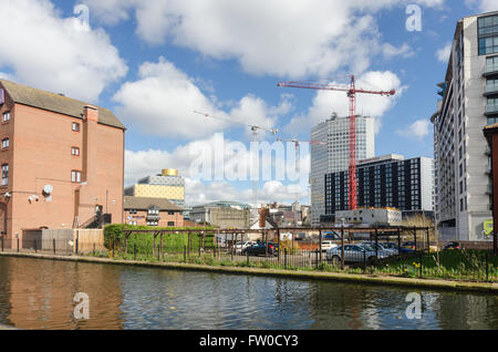 Birmingham Zentrum Skyline der Stadt von den Kanälen betrachtet Stockfoto