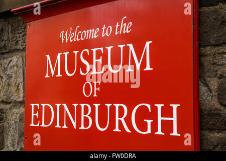 Ein Willkommen Zeichen außerhalb der Museum of Edinburgh, gelegen auf Canongate entlang der Royal Mile in Edinburgh, Schottland. Stockfoto