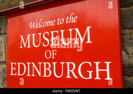 Ein Willkommen Zeichen außerhalb der Museum of Edinburgh, gelegen auf Canongate entlang der Royal Mile in Edinburgh, Schottland. Stockfoto