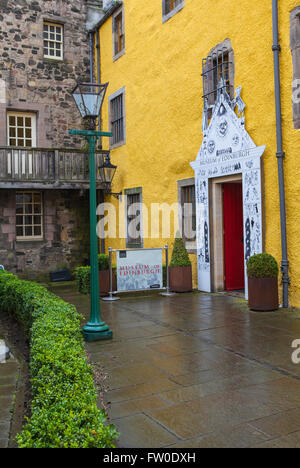 EDINBURGH, Schottland - 12. März 2016: Der Haupteingang zum Museum von Edinburgh liegt auf Canongate entlang der Royal Mile Stockfoto