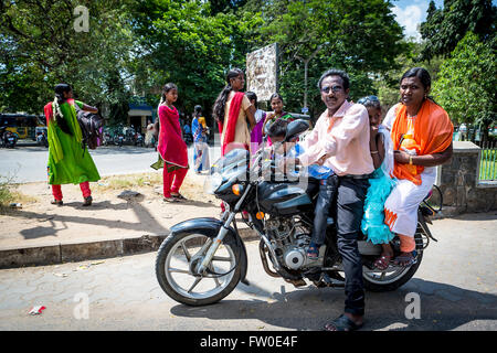 4 alle indischen Familie saß rittlings auf einem Bajaj Motorrad an der Seite einer Straße in Bengalen, Viluppuram, Tamil Nadu, Asien Stockfoto