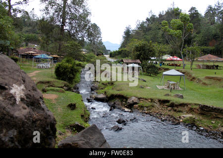 En Medellin Colombia es war diesem Rastplatz mit einem Strom durch sie fließt.  Eine schöne entspannende Atmosphäre... Stockfoto