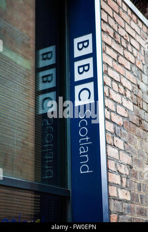 EDINBURGH, Schottland - 8. März 2016: The BBC Scotland Symbol an einem der ihren Hauptsitz in Edinburgh, Holyrood unterwegs am 8. Stockfoto