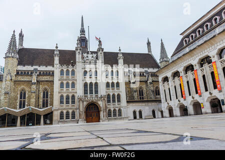 London, Vereinigtes Königreich - 23. März 2016: das Quadrat mit St. Lawrence Jewry und Guildhall Art Gallery in London. Stockfoto