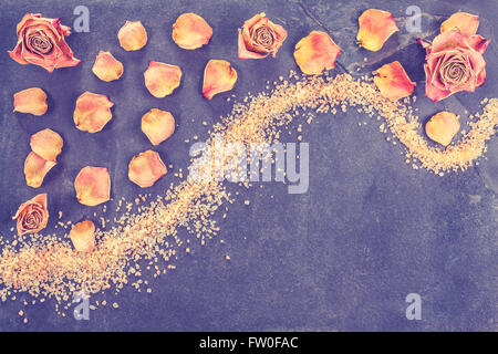 Vintage stilisiert, getrockneten Rosen und Rosenblätter auf Schiefer, Konzept-Hintergrund mit Textfreiraum. Stockfoto